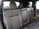 本革シート　後部座席はリクライニング機能がついているので、快適なドライブをサポートしてくれます。