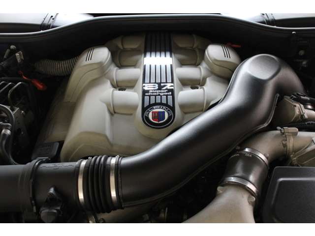 エンジンはアルピナ製V8－4.4Lスーパーチャージ500PS（カタログ値）です。お問い合わせは全国フリーダイヤル0066－9711－094846までお気軽にお問い合わせくださいませ。