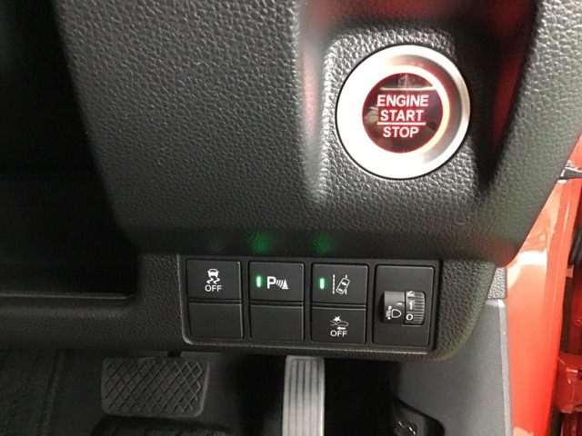 赤い丸いボタンを押して、エンジンスタートが可能なプッシュエンジンスタートシステムです！一度味わったらこの装備が必需品になってしまいます。