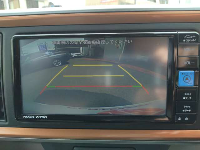 バックカメラ付き。ドライバーの目では確認しづらい部分や死角部分も映像として入ってきますので、駐車や車庫の出し入れがしやすくなります。