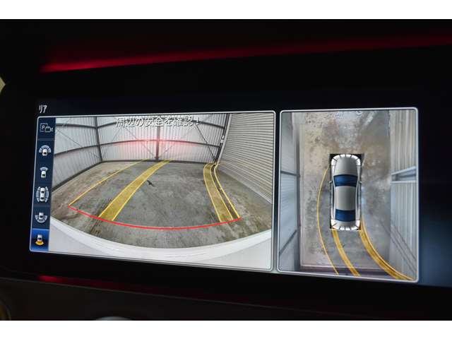 フロントグリル、左右のドアミラー、リアライセンスプレート上方に４つの広角・高解像度カメラを備え、合成処理された周囲の状況をモニターに表示し、車両周囲を俯瞰で直感的に把握できます。