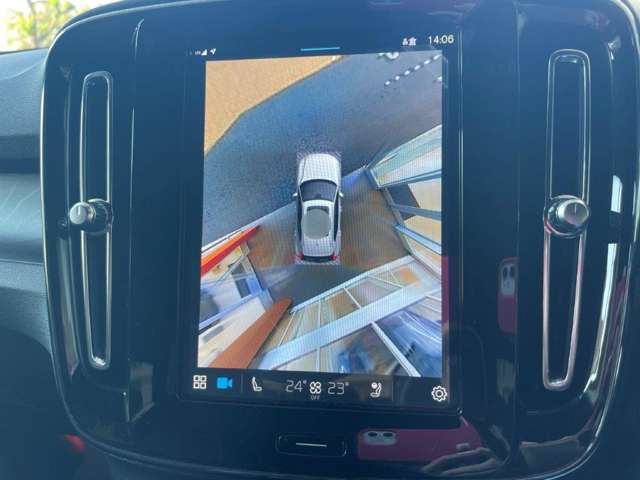 優美で縦長の９インチタッチスクリーン式センターディスプレイ。リバース時には、４個のカメラで３６０度真上から見下ろした映像を作成したり、ガイドラインを表示して、安心・安全な車庫入れ等が可能になります。