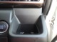 運転席のコップホルダーには紙パック式の飲料水も収納できるので便利です。