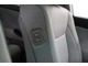 助手席肩口パワーシートスイッチ付。運転席や後席から助手席シートのスライド・リクライニングが操作できます。後部座席に座る人が乗り込みやすいよう運転席から空間を広げてあげられる優しさのスイッチです。