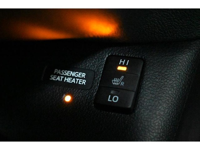 ■シートヒーター（運転席 ・ 助手席）　　寒い日には、体の芯から温めます。　『ＨＩ - LO』の２段階切替が可能。　※画像は運転席側スイッチです。