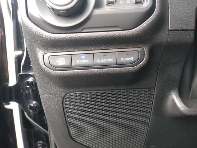 ラングラー・アンリミテッド・ルビコン 4xeは、運転席でのボタン操作により、3つの走行モード（HYBRID、ELECTRIC、e-SAVE）を選択できる。