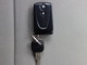 スマートキー付です。キーを持ってドアのボタンを押すだけでドアの施錠・開錠が出来ます。そのままキーが車内にあればエンジンをかけることも出来ます。