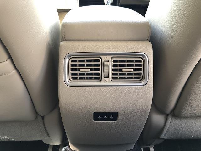 後部座席用にエアコン吹き出し口が配備されているデュアルエアコンです。前方シートの後ろ部分には収納スペースもあり、痒い所に手が届く快適仕様をご実感いただけます。