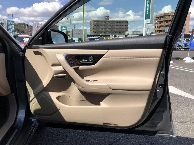 内ドア部分にもシートと同系色を配置する事で、車内の統一感と高級感が増します。運転席シートポジションメモリーボタンもドアトリムにあります。