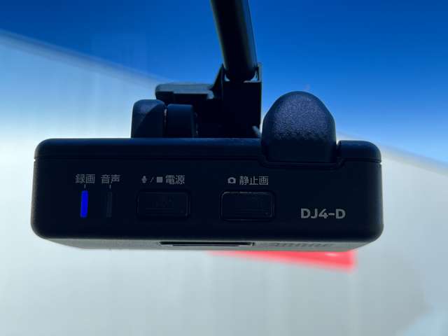 ドライブレコーダー☆いくら安全運転をしていても、事故に巻き込まれることもあります。万が一のときに証拠として使えるドライブレコーダーオプションで４万円ほどかかるものが付いています！