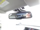 〔自動防眩ルームミラー〕後続車のヘッドランプの明るさに応じて鏡面の反射を自動で調整いたします！安全に運転していただけます。