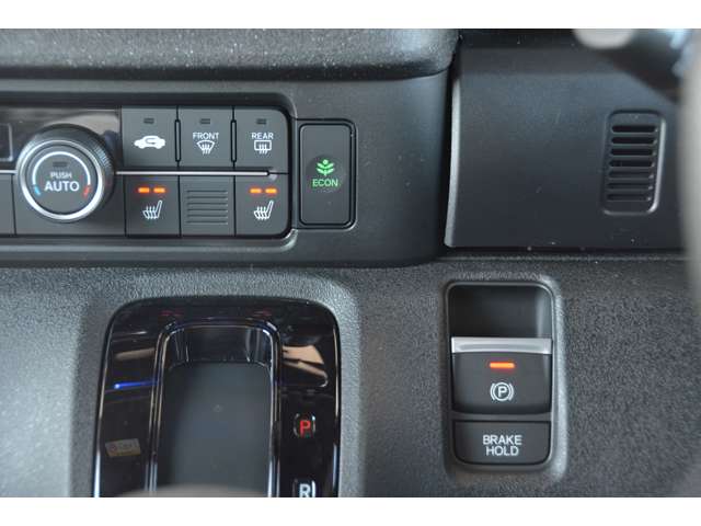 運転席、助手席にはシートヒーター付き！電子制御パーキングブレーキなので、スイッチを引くだけでパーキングブレーキが作動。アクセルを踏めば自動的に解除されます。