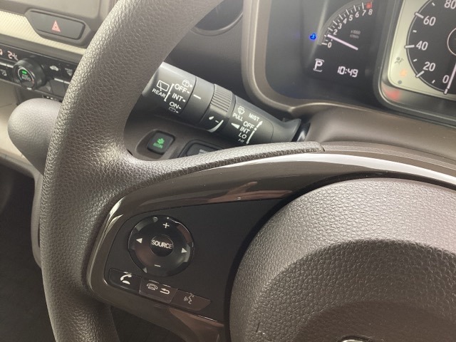 手元のボタンから、オーディオやナビなどの操作ができるので、よそ見をせずに安全に運転に集中できます！