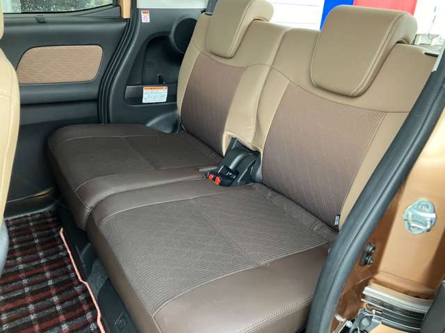 後席も大人の方でもゆったり乗れるスペースを確保。足元も深くシートのクッションも柔らかくロングドライブの疲労を軽減してくれます。
