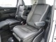 サイドリフトアップチルトシート装着車電動でスライドダウンするチルトシートをセカンド席に装備。