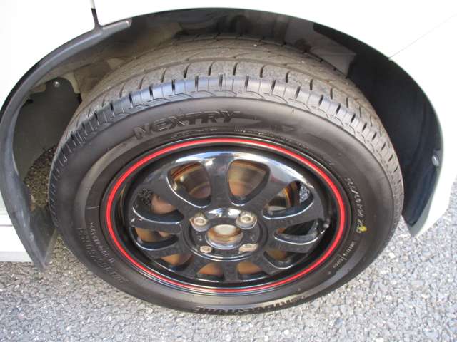 右フロントタイヤ・ホイール、タイヤは４輪共、溝は残っております。
