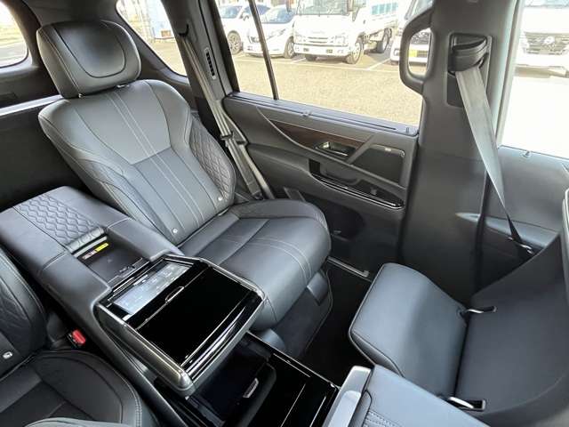 EXECUTIVE専用リヤシート！助手席後ろのシートのみ電動オットマンを装備し、移動時にリラックスできる空間となっております♪