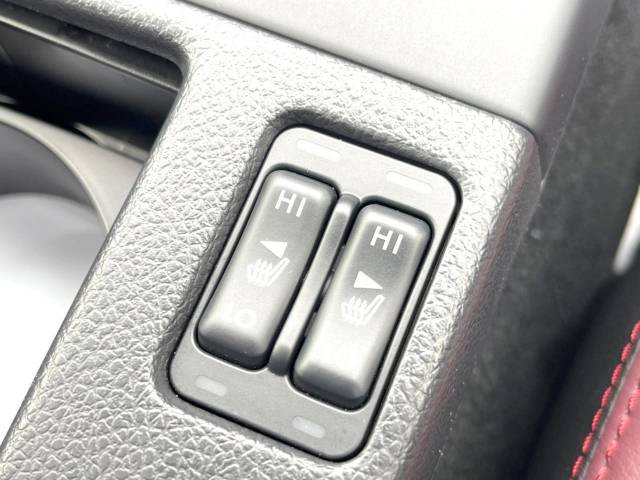 【運転席８ＷＡＹパワーシート】リクライニングからシートリフターまで、スイッチ一つで簡単にシートの微調整が可能！自分に最適なシートポジションにセットして、快適なドライブをお楽しみください。