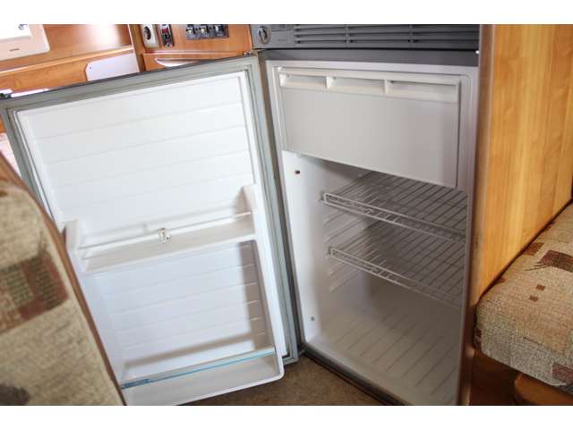 ９０Ｌ冷蔵庫です！いつでも冷たい飲み物をお飲みいただけますよ♪１２Ｖサブバッテリーより電力供給しています。