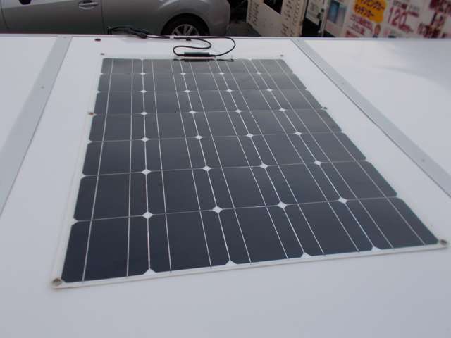 ソーラーパネルからシェル内のバッテリーに充電されます。