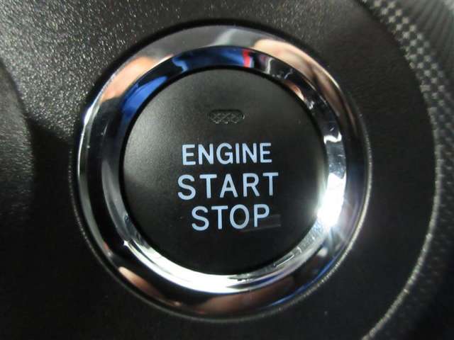 スマートキーシステムはキーをお持ちの方を車がオーナーと判断し、ドアロックの開閉もタッチ＆握るだけ。エンジンスタートはブレーキを踏んでスタートボタンを押すだけ。