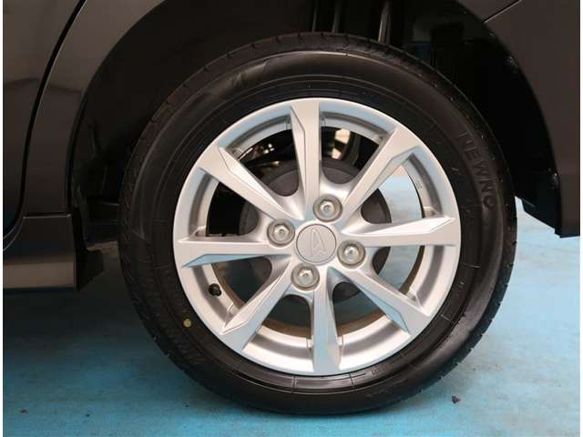 【タイヤ・ホイール】タイヤサイズ155/65R14の純正アルミホイールです。タイヤ溝は約５ｍｍになります。