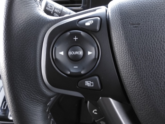 ナビオーディオ連動のステアリングスイッチ。ボタンを見ずに操作ができるので運転中も安全に音量やチャンネルの変更できます。