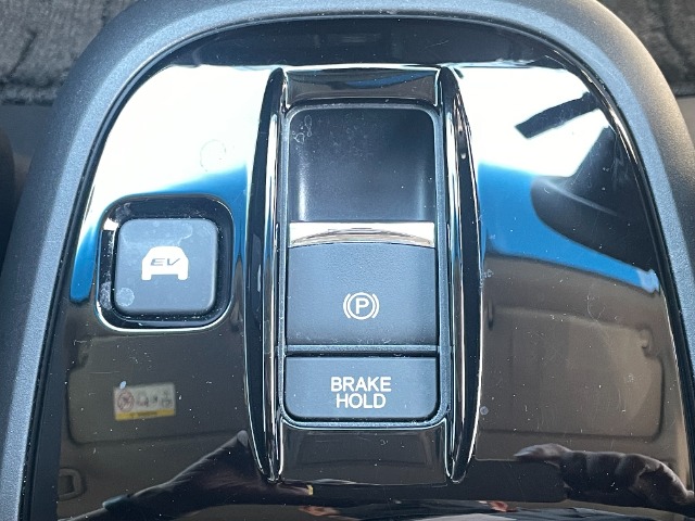 運転席左側に電子パーキングのスイッチやブレーキホールドのスイッチ等がついています。