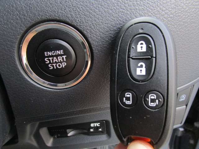 ★キーレスプッシュスタートシステム！鍵はポケットやバックにしまったままでＯＫ！エンジンスタートはボタンひとつ！開錠、施錠もドアハンドルにあるリクエストスイッチで出来るんです★