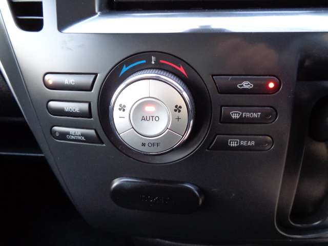 空調温度を調整にて快適♪オートエアコン☆車内の空調はコレにお任せ！温度設定とボタン１つで年中設定温度に保ってくれる便利なオートエアコンも装備されています！