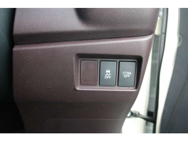 シティブレーキアシストと横滑り防止装置はこちらのボタンでONとOFFを切り替えられます。