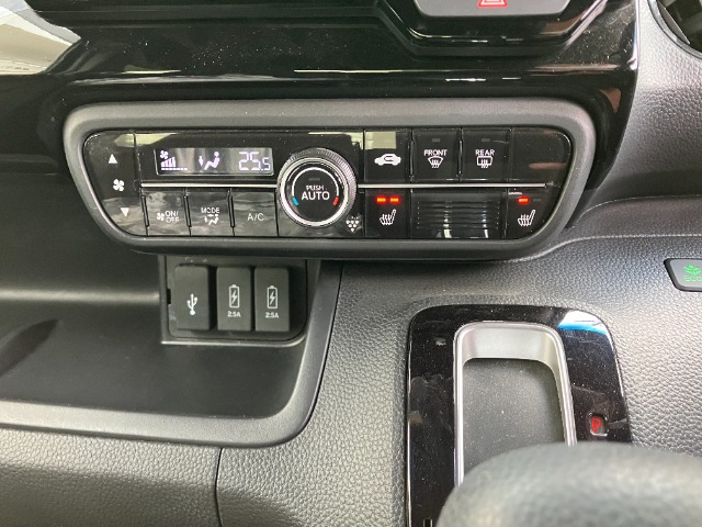 運転席助手席シートヒーター、USBジャック、プラズマクラスター技術搭載フルオートエアコン