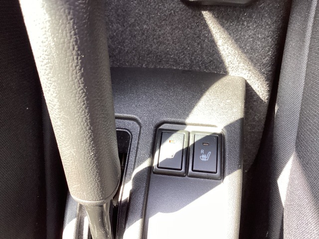運転席・助手席にはシートヒーターを装備。シフトレバー横にスイッチがあります。