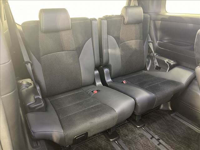 【サードシート】大人も座れる３列シート。畳めばフラットになりSUVでは希少な３列シートです。