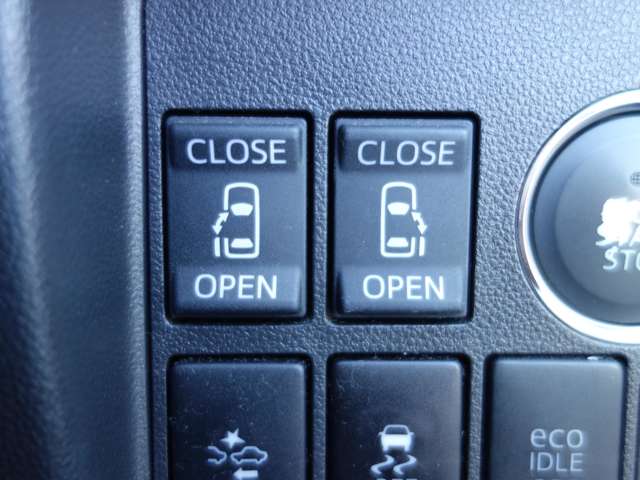 両側電動スライドドアです。運転席でスイッチひとつで開閉できます