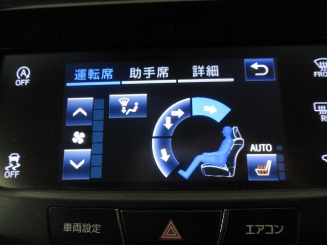 「ＡＵＴＯ」スイッチで車内の温度を一定に保ってくれるオートエアコン。快適装備の代名詞。もちろんマニュアル操作も可能ですよ。