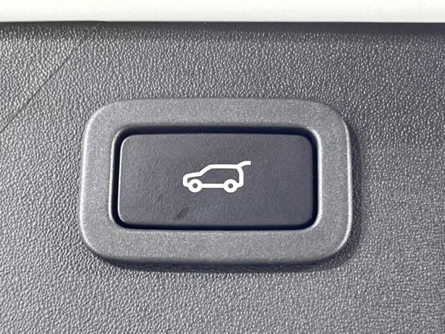 ◆ハンズフリーパワーテールゲート『車に触れたりスマートキーのボタンに触れなくても車外からでもテールゲートを開けることができます。車両後部のセンサーがオーナー様のジェスチャーを感知します。』