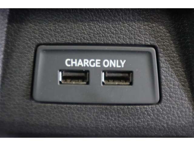 USB付☆ドライブ中もスマホの充電可能です。