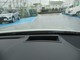 カラーヘッドアップディスプレイは運転に必要な情報をウインドシールドガラスの視野内に投影します。ドライブモードや車速、レーン表示、簡易ナビゲーションなどをエンジンフードの上部にあるかのような距離感で表示