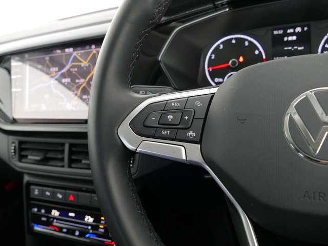 このハンドルのボタンはクルーズコントロールの設定用のボタンです。巡行中の速度調整、前車との追従の車間調整をボタンで操作します。前車に合わせて減速、停止まで制御！！安心、安全なドライブが可能となります。