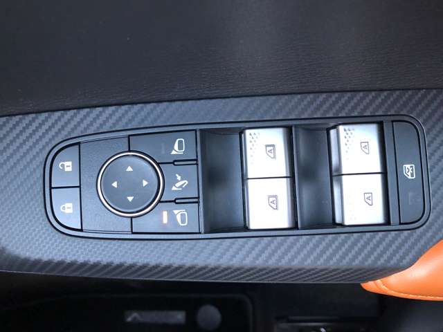 走行中に窓を開けたい時、運転席からは助手席や後部座席の窓も電動で開け閉め可能です！