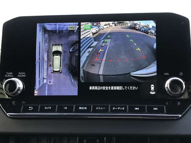 全方位モニターは４つのカメラで捉えた映像を合成して真上からの映像に見せて表示します。駐車場の白線も映るので真っすぐ駐車もしやすいですよ！