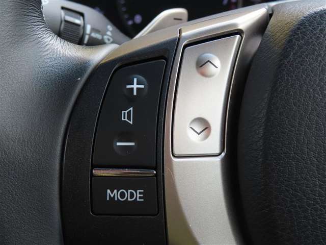 運転中、オーディオの操作をしてて、ハッとしたことはありませんか？ステアリングスイッチは、運転中でもハンドルでオーディオの操作が可能です。安全なドライブをサポートします。