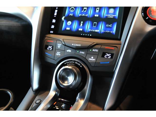 インパネはシンプルなデザイン！操作部が集約されているので、ドライブ中のナビ操作や車内温度の調整もストレスフリーです！