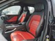 黒/赤革を採用したシートは明るいカラーリングで外から見たときの印象をガラッと変えます。シートには前席シートヒーターを内蔵しており、快適な車内空間をご体感頂けます。
