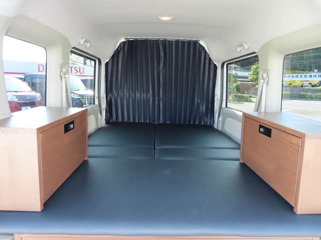 弊社オリジナル家具3点セット＋MGRカスタム社製延長ベッドキットはセットでオプション（税込み22万円）純正プライバシーカーテンは別途オプションとなります。
