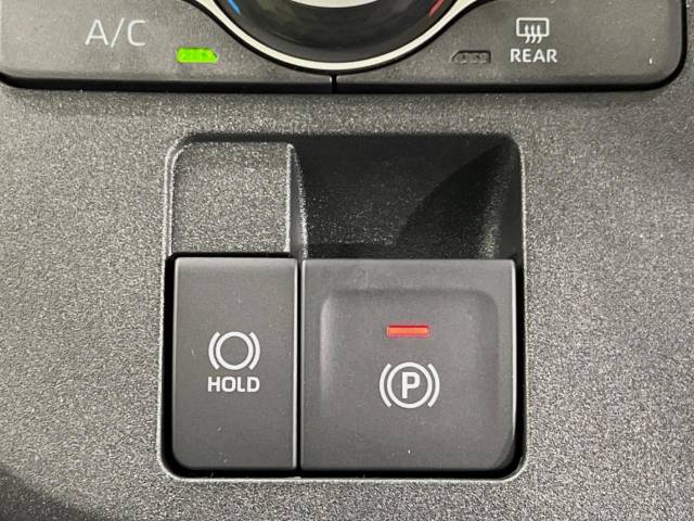 【電動パーキングブレーキ】パーキングブレーキは便利な電動式！ボタン一つで操作でき、アクセルを踏めば自動で解除されます