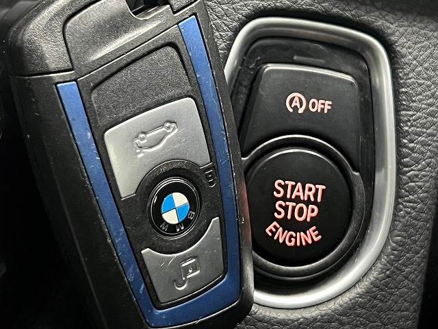 【スマートキー・プッシュスタート】キーを身につけている状態なら、ドアに付いているスイッチを押すだけで、ドアロックの開閉ができる機能。エンジン始動も便利です