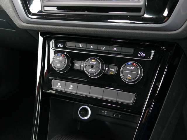 エアコンは２ゾーンフルオートエアコンです。運転席と助手席で別々に温度設定ができ快適空間でドライブをお楽しみいただけます。