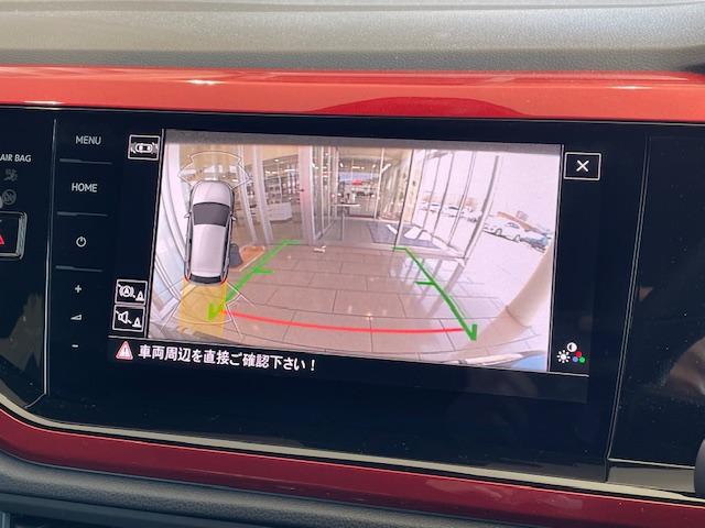 リバースに入れると車両後方の映像を映し出しドライバーの安全確認をサポートします。